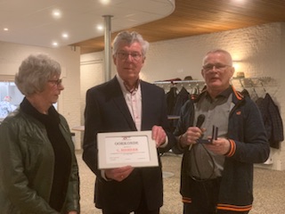 Cees Noordam ontvangt uit handen van voorzitter Adri Schellevis de oorkonde voor zijn 12,5 jarig lidmaatschap