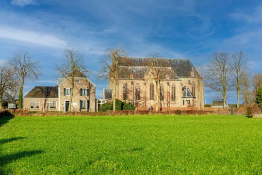 Huis van Loo; in de prachtige kerk in het dorpje vlak bij het kanaal