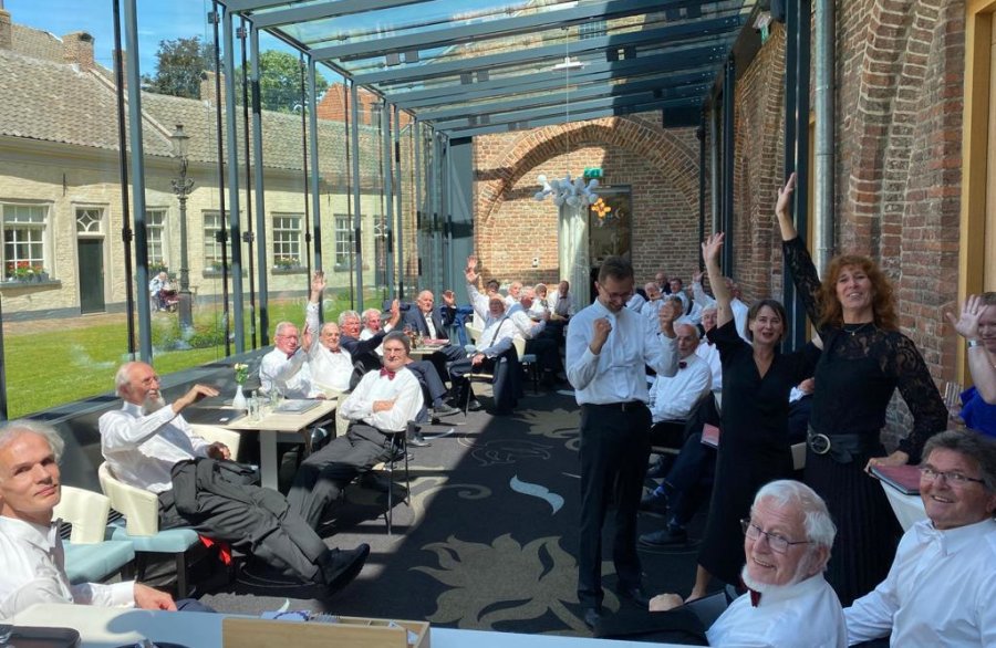 Enthousiasme onder koorleden en -leiding tijdens de pauze.